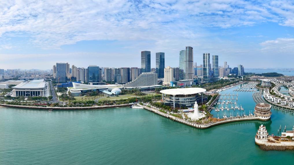 2024年1月24日拍攝的廈門國際會(huì)議中心、環(huán)島路一帶濱海城市景觀。新華社記者姜克紅攝