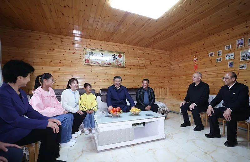 △2023年9月6日，習近平總書記在黑龍江大興安嶺地區(qū)漠河市北極村，同村民史瑞娟一家親切交談。