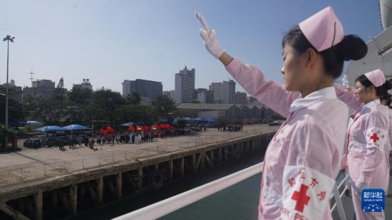 當(dāng)?shù)貢r間8月16日上午10時許，執(zhí)行“和諧使命-2024”任務(wù)的中國海軍“和平方舟”號醫(yī)院船圓滿結(jié)束對莫桑比克的訪問，駛離馬普托港，前往本次任務(wù)第五站南非。新華社發(fā)（曹春耀 攝）