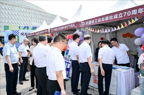 “書香滿園·輕閱七十年”圖書文化歡樂市集開市。主辦方供圖