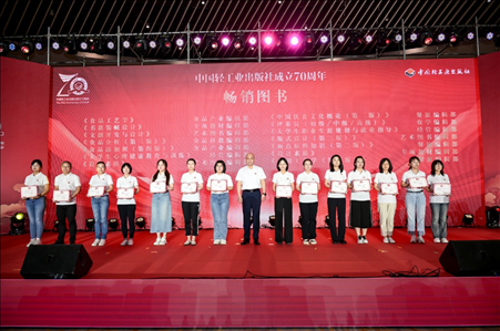 活動現(xiàn)場為近五年精品力作、暢銷圖書頒獎。主辦方供圖
