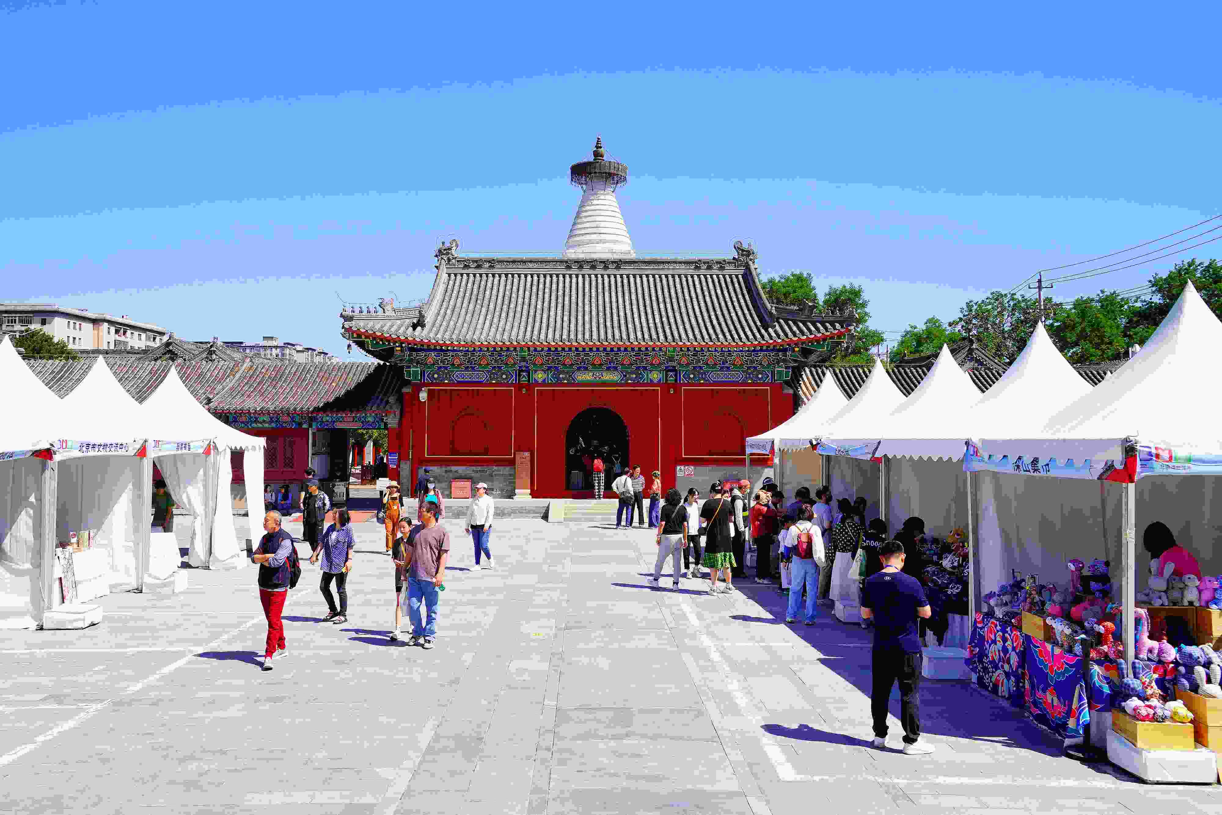 2024年5月，“北京白塔文化市集”在已有700余年歷史的妙應(yīng)寺白塔下舉行。