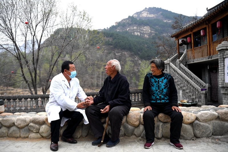 2020年4月15日，在河北阜平縣龍泉關(guān)鎮(zhèn)駱駝灣村，村醫(yī)霍建國(guó)為村民把脈。