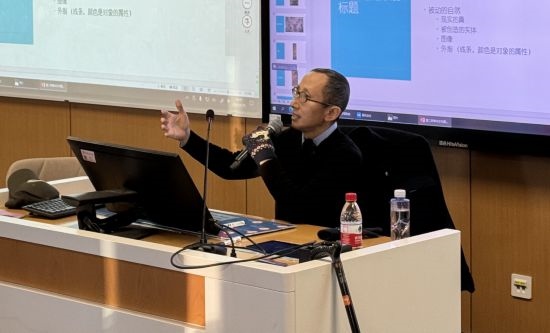 從去年秋天起，還在治療中的朱銳就堅(jiān)持給本科生開課。（受訪者供圖）