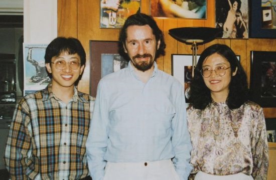 1992年，朱銳（左）赴美國杜蘭大學(xué)攻讀心靈哲學(xué)與認(rèn)知科學(xué)，師從心靈哲學(xué)和認(rèn)知科學(xué)家Radu Bogdan（中），右為朱銳師姐、北師大教授田平。