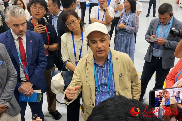 阿根廷駐華大使馬致遠(yuǎn)與億華通動力科技有限公司總經(jīng)理于民討論關(guān)切問題。人民網(wǎng) 宋歌攝
