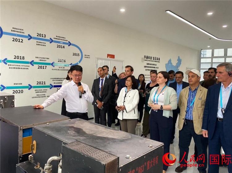 于民向駐華外交官和國際組織駐華代表介紹企業(yè)發(fā)展情況。人民網(wǎng) 宋歌攝