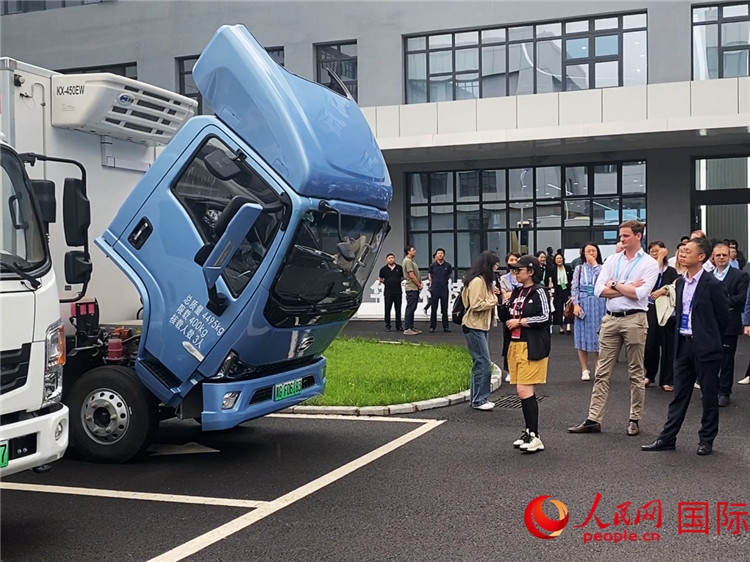 于民向駐華外交官和國際組織駐華代表介紹燃料電池車型。人民網(wǎng)記者 于洋攝