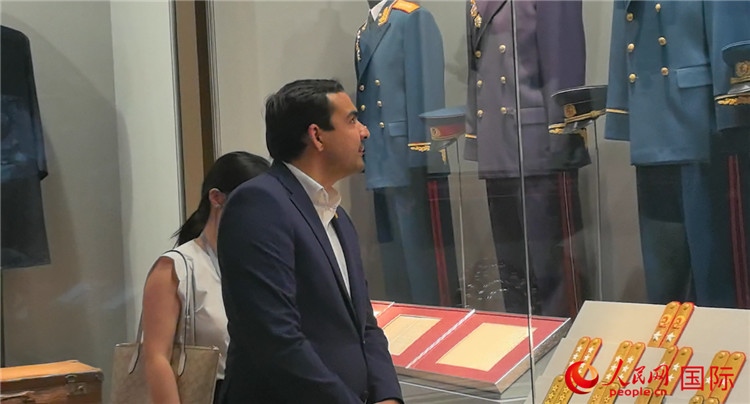 毛里求斯民議會(huì)議長(zhǎng)阿德里安·夏爾·杜瓦爾參觀中國(guó)共產(chǎn)黨歷史展覽館。人民網(wǎng) 鐘文興攝
