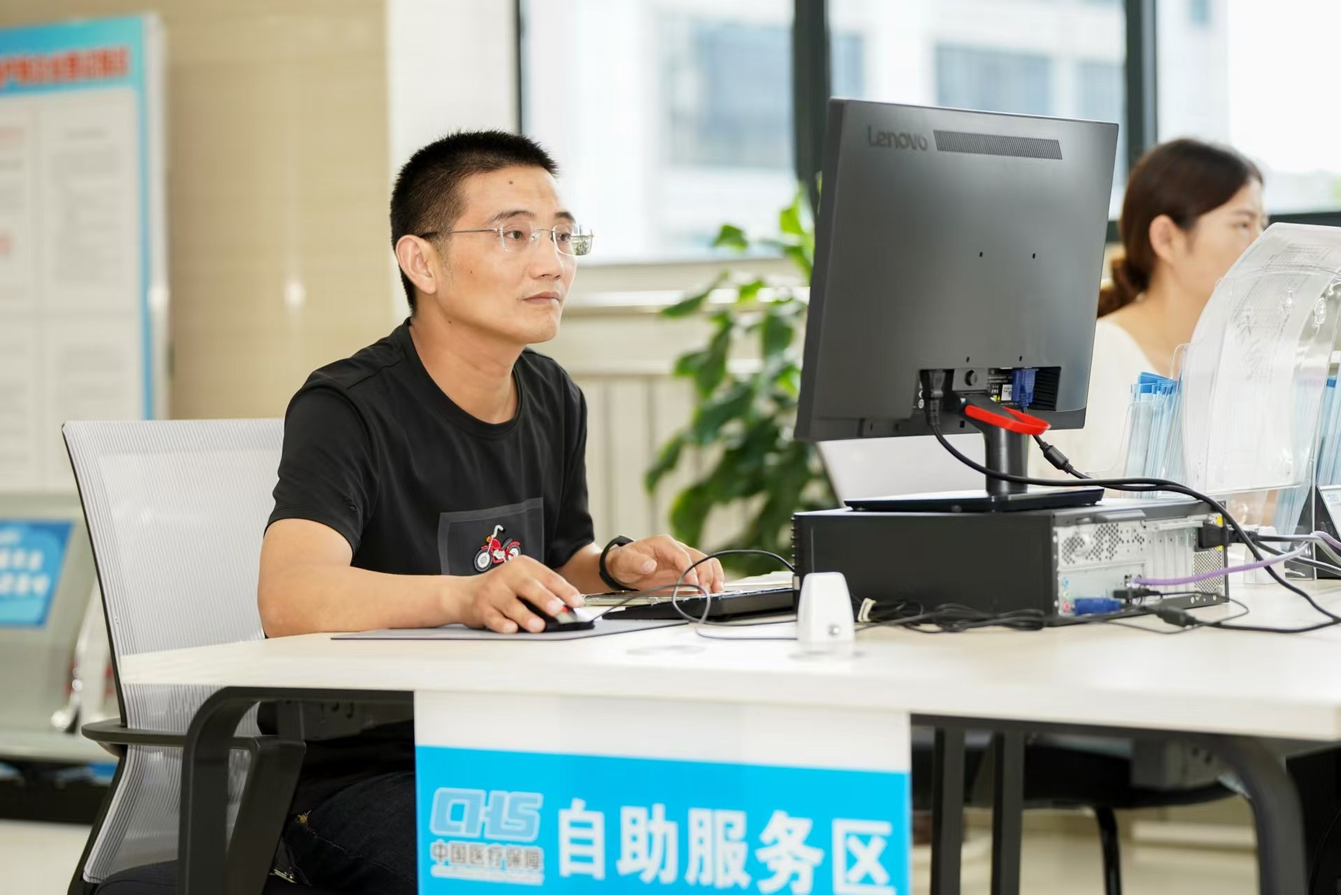安徽省池州市市民在市政務(wù)服務(wù)大廳辦理業(yè)務(wù)。人民網(wǎng)記者 王銳攝