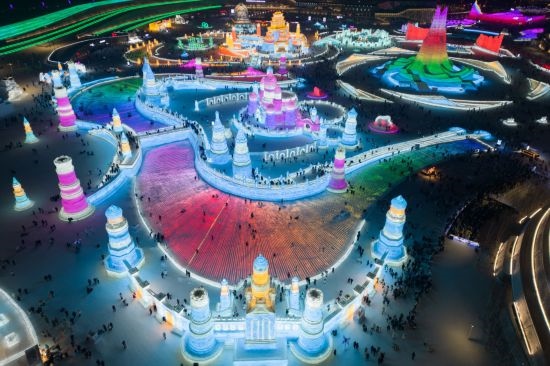 2024年1月1日，來自世界各地的游客在哈爾濱冰雪大世界園區(qū)內(nèi)游玩（無人機(jī)照片）。
