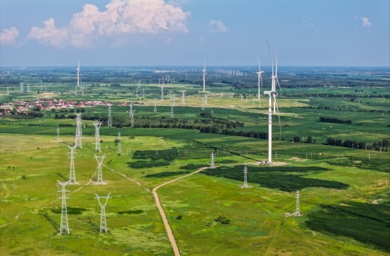 這是2024年7月19日拍攝的內(nèi)蒙古通遼238萬千瓦風(fēng)電項(xiàng)目（無人機(jī)照片）。此項(xiàng)目每年可將75億千瓦時(shí)清潔電能經(jīng)扎魯特—青州±800（千伏）直流特高壓外送通道送至山東地區(qū)消納，相當(dāng)于滿足受端地區(qū)超過300萬戶居民家庭用電需求，節(jié)約標(biāo)煤261萬噸，減少二氧化碳排放634萬噸。