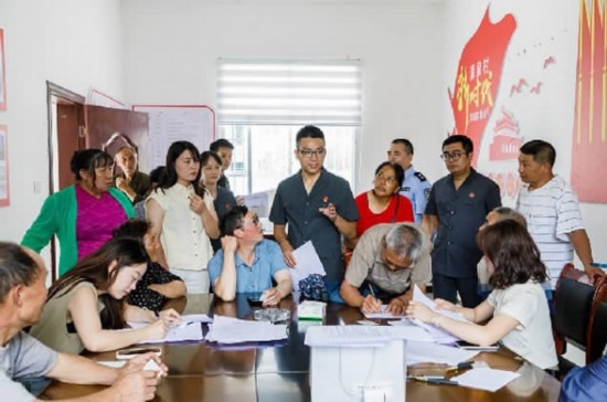 圖為2024年8月6日，重慶市奉節(jié)縣人民法院興隆人民法庭庭長費(fèi)明軍（中）在做調(diào)解工作。蹇懿 攝