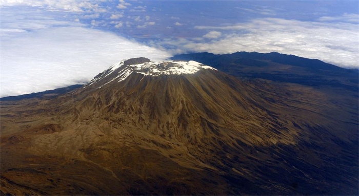 2012年8月3日，常被云霧環(huán)繞的乞力馬扎羅山云開霧散，雄姿一覽無余。新華社記者丁海濤攝
