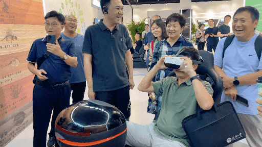 研學(xué)團(tuán)成員正在用VR眼鏡體驗。人民網(wǎng) 王戰(zhàn)雄攝