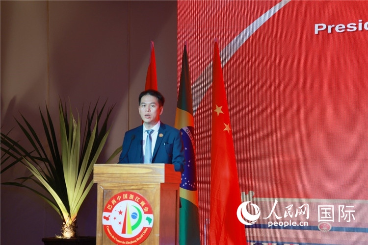 巴西中國浙江商會執(zhí)行會長陳翔廣宣讀賀電。人民網(wǎng)記者 陳海琪攝