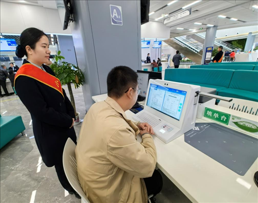 市民用電子范例填單臺錄入信息。人民網(wǎng)記者 周雯攝