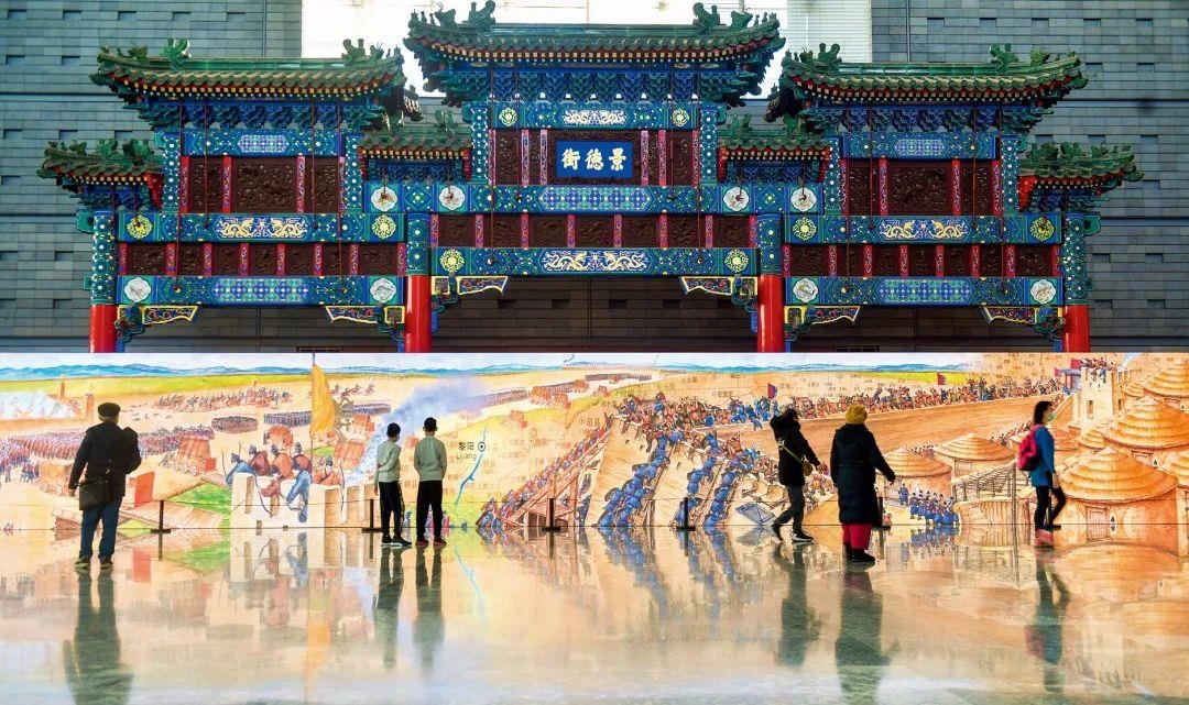 △2022年1月，觀眾在首都博物館參觀“穿越時(shí)空的大運(yùn)河”數(shù)字影像展。