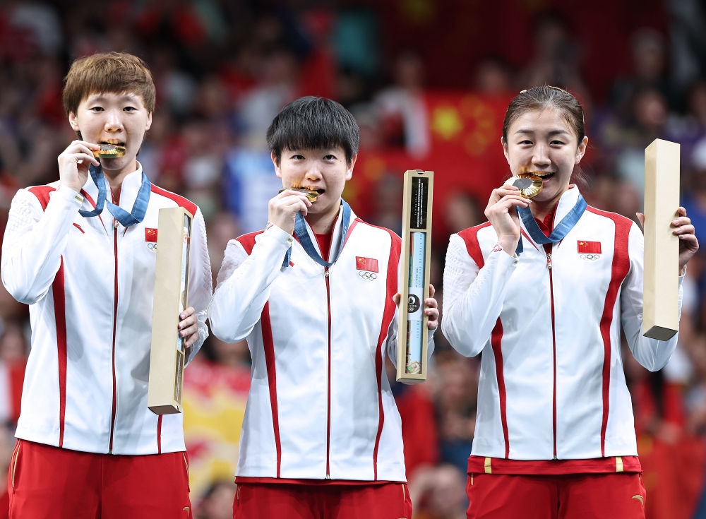 冠軍中國隊(duì)選手王曼昱、孫穎莎、陳夢(mèng)（從左至右）在巴黎奧運(yùn)會(huì)乒乓球女子團(tuán)體頒獎(jiǎng)儀式上（2024年8月10日攝）。新華社記者 王東震 攝