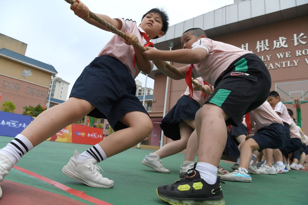 廣西南寧市玉蘭路小學(xué)的孩子們?cè)谶M(jìn)行拔河比賽（2021年5月31日攝）。新華社記者 周華 攝