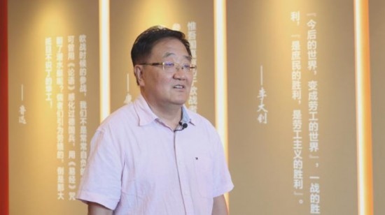 圖為中國社會科學(xué)學(xué)院近代史研究所研究員張俊義接受媒體采訪。