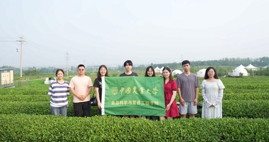 在山東日照，中國農(nóng)業(yè)大學(xué)食品學(xué)院實(shí)踐團(tuán)就農(nóng)業(yè)生產(chǎn)智能化設(shè)備、肥料選用等問題開展實(shí)地調(diào)研，并面向300余名村民陸續(xù)開展4次科普宣講。校方供圖