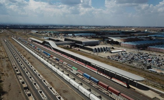 這是2023年9月在肯尼亞首都內(nèi)羅畢拍攝的蒙內(nèi)鐵路內(nèi)羅畢站（無人機(jī)照片）。新華社記者 韓旭 攝