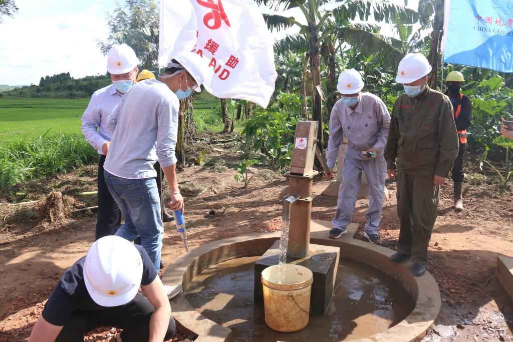 2022年4月11日，在盧旺達(dá)東方省加齊博區(qū)穆拉姆比，工作人員檢查一口中國援建的水井。新華社發(fā)