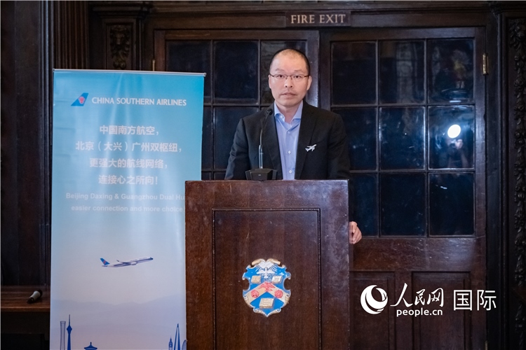 圖為中國(guó)南方航空倫敦營(yíng)業(yè)部總經(jīng)理陳珂致辭。人民網(wǎng) 郭錦標(biāo)攝