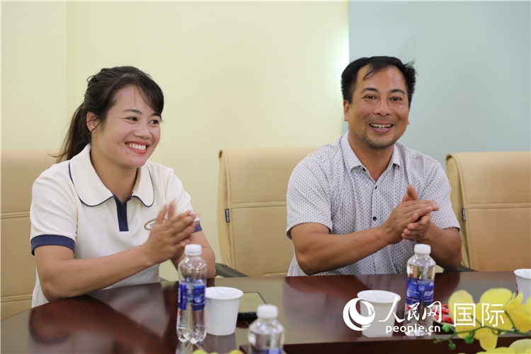 越南沙巴市黃連寄宿制民族小學(xué)老師阮氏秋姮、阮文享。人民網(wǎng)記者簡(jiǎn)承淵攝