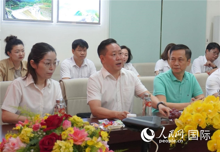 越中電力公司董事長(zhǎng)李志雄（前排左二）介紹越南電力情況。葛沙莎攝