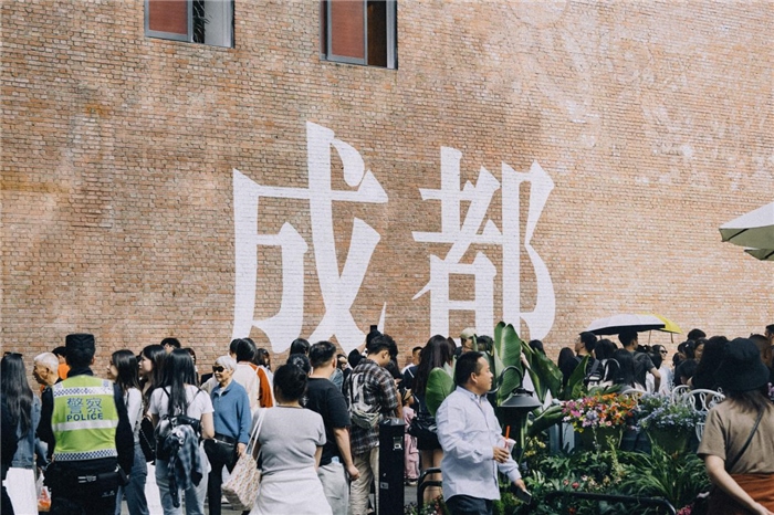 東郊記憶園區(qū)“成都?jí)Α币跃薮蟮摹俺啥肌弊謽雍酮?dú)特的藝術(shù)設(shè)計(jì)成為園區(qū)的網(wǎng)紅打卡地，吸引了眾多游客和市民前來(lái)參觀。資料圖片