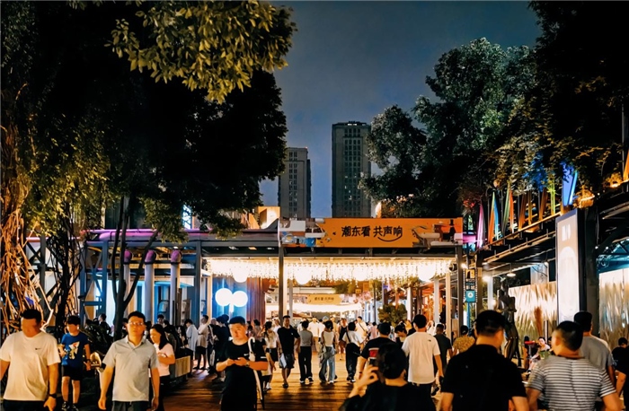 夜幕下的東郊記憶園區(qū)人流如織，熱度不減。資料圖片