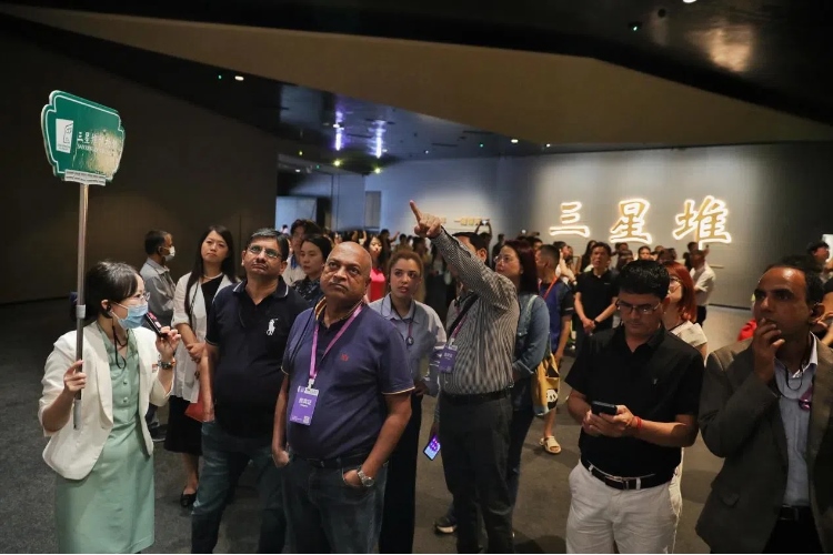 8月31日，亞洲媒體考察團(tuán)參訪三星堆博物館?！吨袊?jīng)濟(jì)周刊》記者肖翊攝
