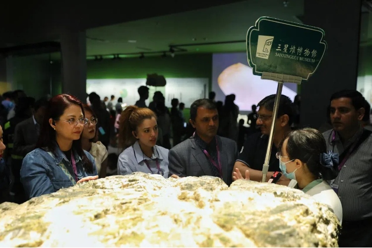 8月31日，亞洲媒體考察團(tuán)參訪三星堆博物館。左一為馬來西亞《星報》首席商務(wù)官莉迪婭·王。《中國經(jīng)濟(jì)周刊》記者肖翊攝