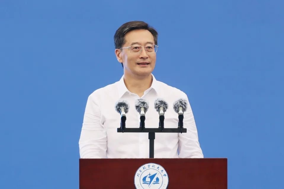 中國工程院院士、北京航空航天大學(xué)校長王云鵬在2024級新生開學(xué)典禮上講話。校方供圖