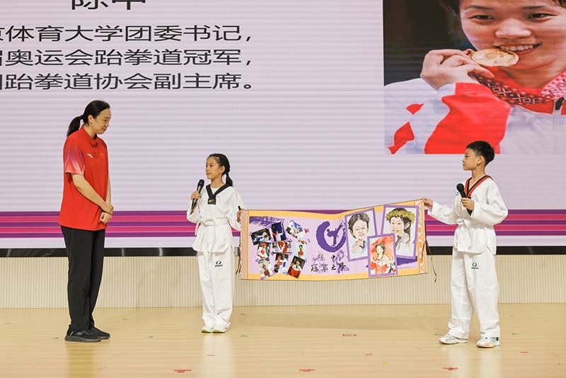 兩位學(xué)生小記者對(duì)話陳中老師。學(xué)校供圖