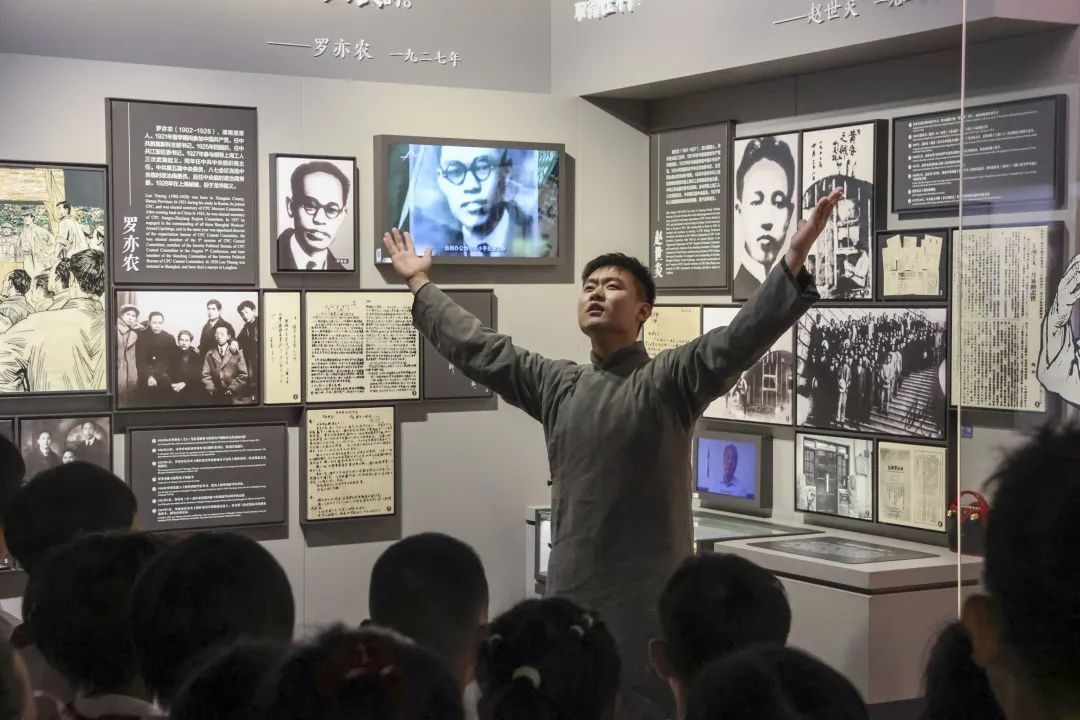 勞模身穿長袍再現(xiàn)烈士事跡。徐匯區(qū)總工會供圖