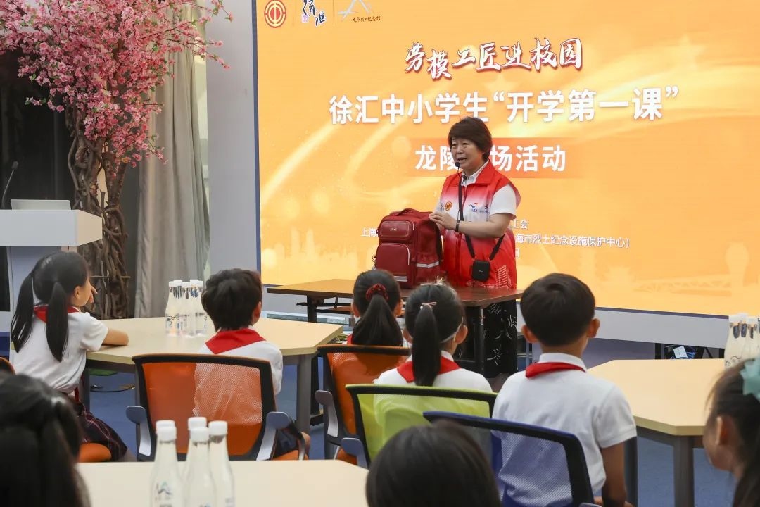 勞模工匠現(xiàn)場向同學(xué)們傳授勞動技能。徐匯區(qū)總工會供圖