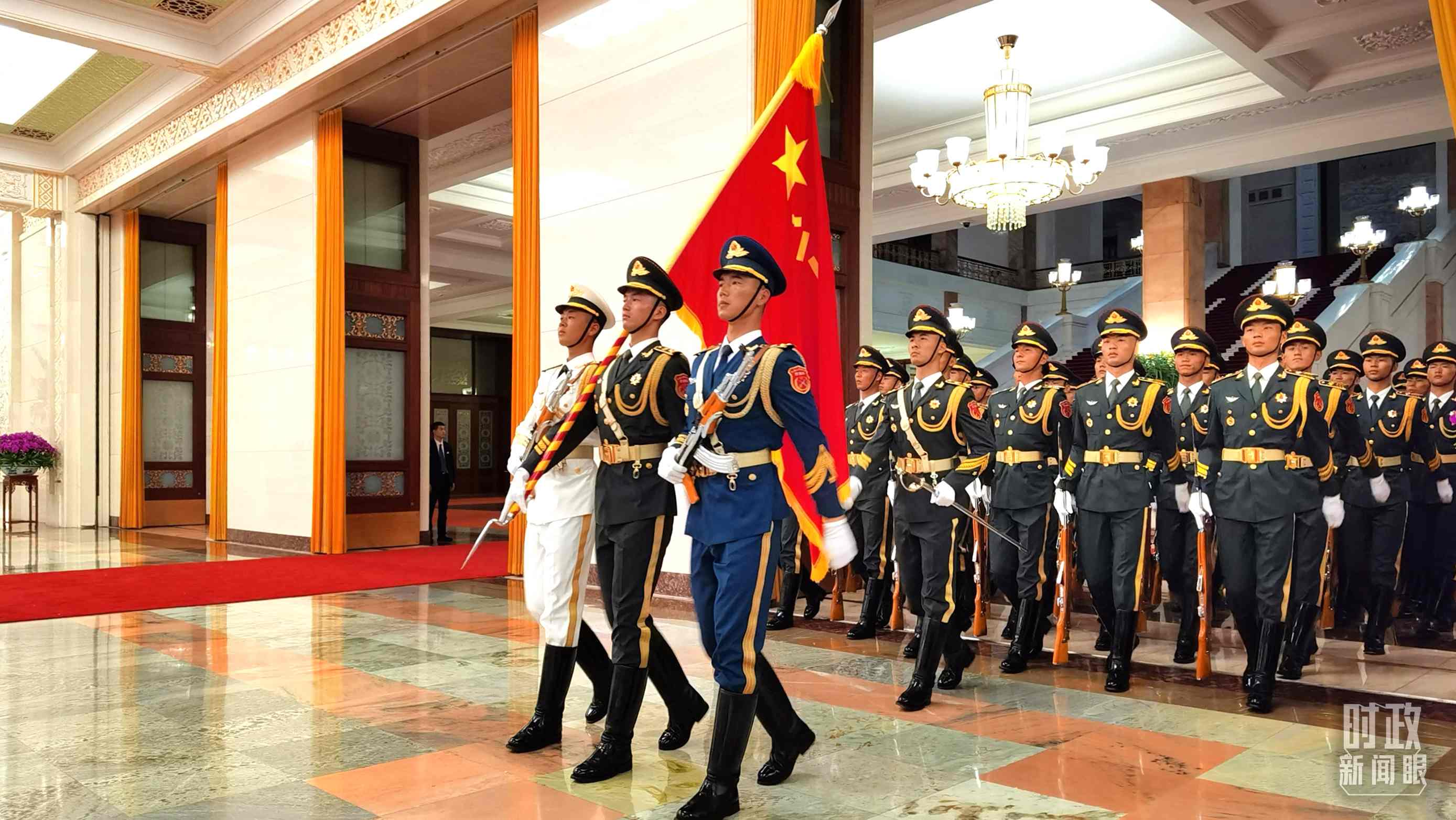 △9月2日，習主席在人民大會堂北大廳為拉馬福薩總統(tǒng)舉行歡迎儀式。（總臺央視記者郭鴻拍攝）