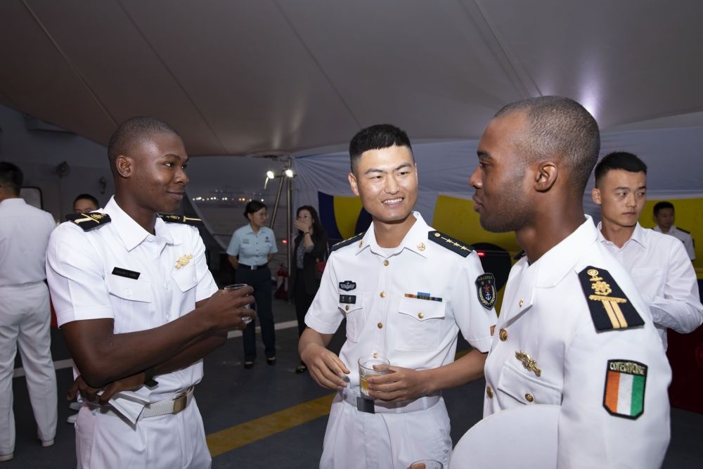 2023年6月25日，中國和科特迪瓦雙方官兵在南寧艦舉辦的甲板招待會上交流。中國海軍第43批護(hù)航編隊22日抵達(dá)科特迪瓦經(jīng)濟(jì)首都阿比讓，開始對科特迪瓦為期4天的友好訪問。