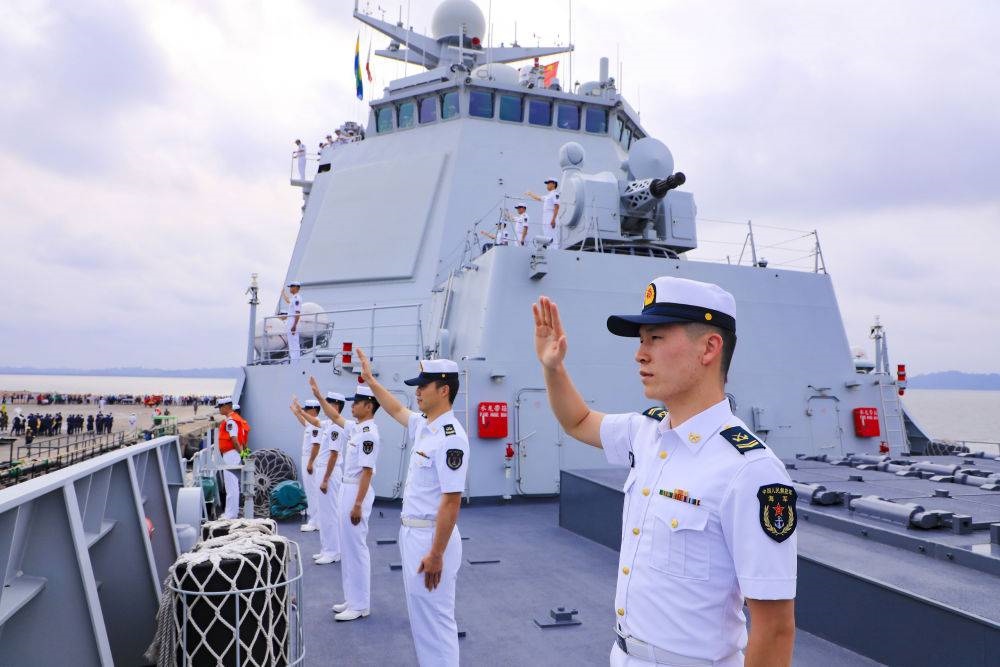 2023年7月8日，中國海軍第43批護(hù)航編隊官兵向加蓬利伯維爾奧文多港碼頭的歡迎人群揮手致意。中國海軍第43批護(hù)航編隊抵達(dá)加蓬利伯維爾，開始對加蓬進(jìn)行為期4天的友好訪問。