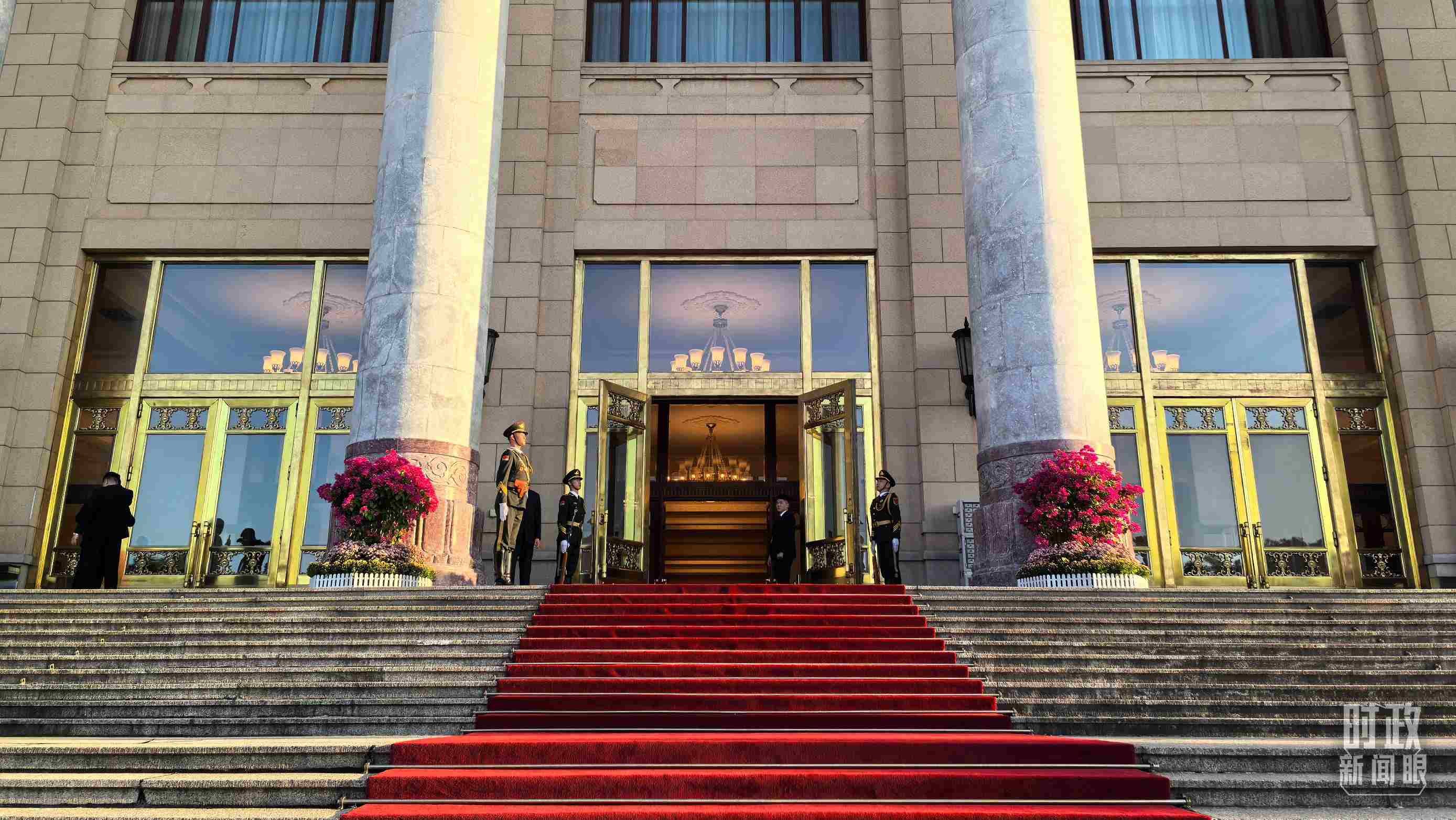 △人民大會堂外，禮兵列隊迎接貴賓。（總臺央視記者陸泓宇拍攝）