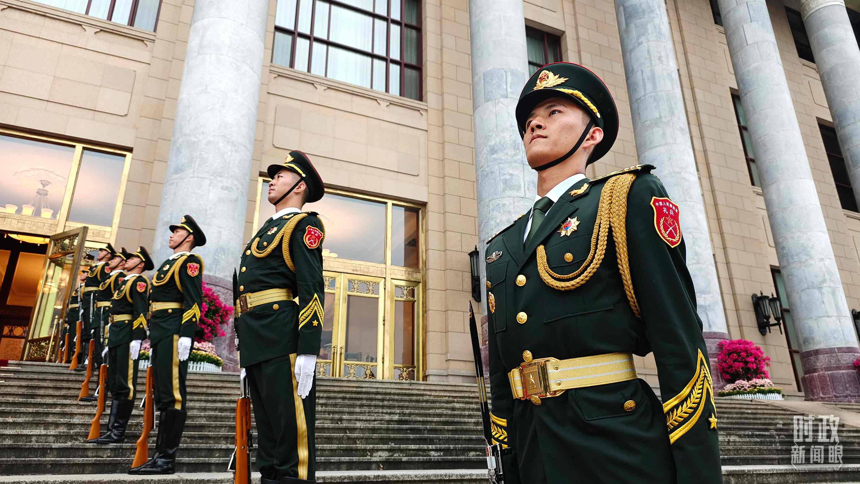  △人民大會(huì)堂外，禮兵列隊(duì)歡迎外國(guó)領(lǐng)導(dǎo)人。（總臺(tái)央視記者韓銳拍攝）