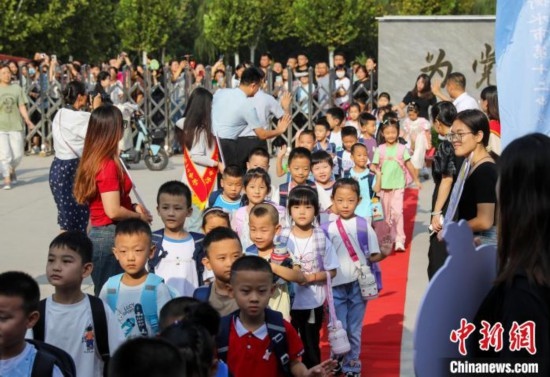 9月1日起，河北省衡水市各中小學(xué)陸續(xù)開學(xué)。9月4日，2024級小學(xué)一年級新生集中入學(xué)，為迎接新同學(xué)，各學(xué)校開展了豐富多彩的活動(dòng)。 據(jù)衡水市教育局介紹，今年衡水市746所中小學(xué)共迎來75.1萬名新生。其中，全市550所小學(xué)迎來新生34.46萬名。圖為衡水市第十二中學(xué)小學(xué)部的一年級新生走紅毯。陳康 攝