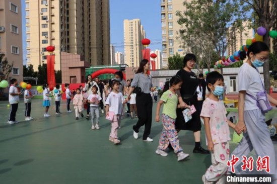 圖為衡水市新苑小學(xué)，小學(xué)一年級新生佩戴“夢想徽章”后，步入校園 。王天祥 攝
