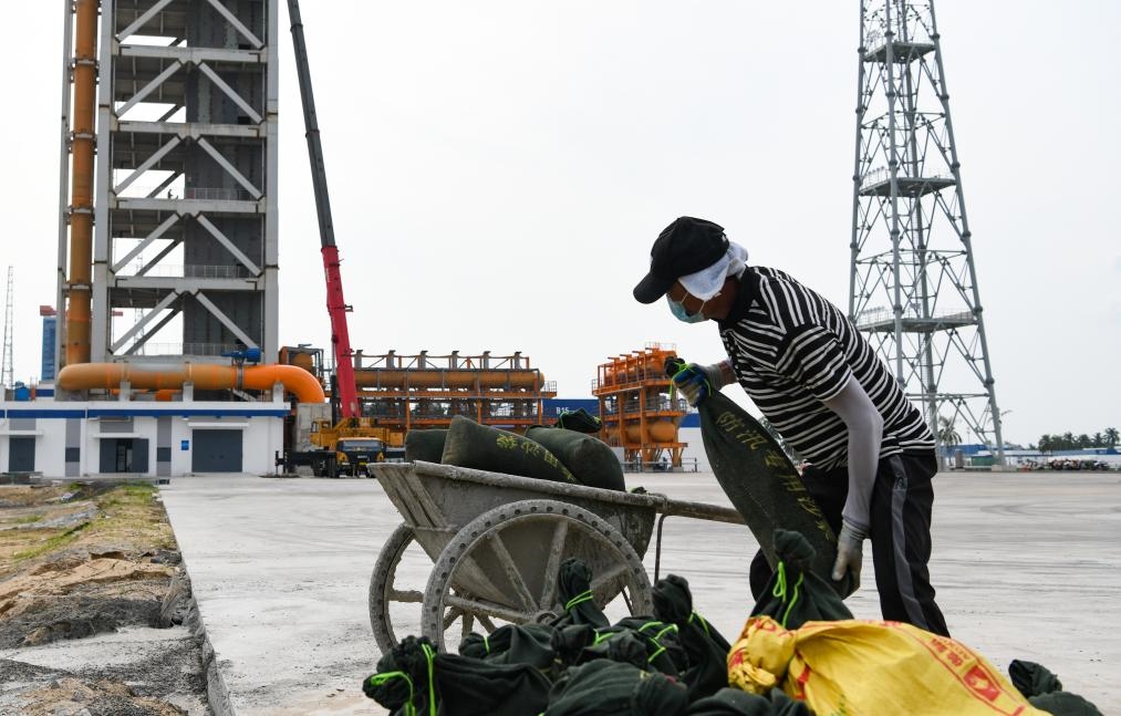9月4日，在海南商業(yè)航天發(fā)射場二號發(fā)射工位附近，工作人員將防汛專用沙袋裝車準(zhǔn)備運(yùn)送到塔架上。新華社記者 楊冠宇 攝