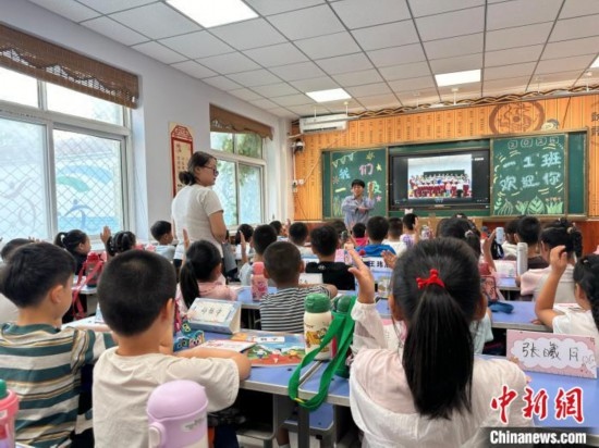 圖為衡水市康復(fù)街小學(xué)，老師講解開學(xué)第一課校園紀(jì)律與禮儀。徐鵬璐 攝