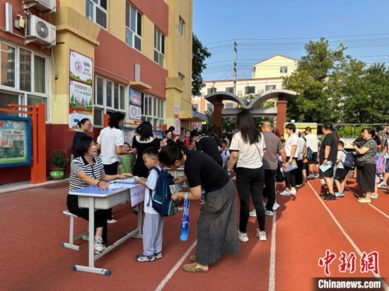 圖為衡水市康復(fù)街小學(xué)，正在簽到的小學(xué)生。徐鵬璐 攝