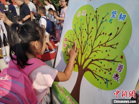 圖為衡水市利民路小學(xué)，孩子們在成長樹的“好習(xí)慣”樹枝上按手印做出承諾。張松 攝
